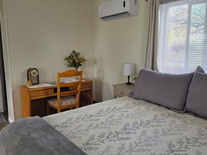 1 bedroom, desk, free WiFi, bed sheets