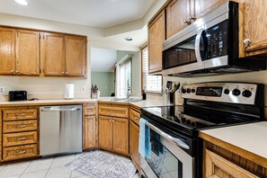 Private kitchen - Peaceful 3BR Retreat Near UO & Autzen (Eugene)