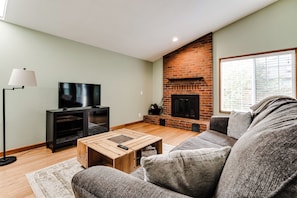 Living area - Peaceful 3BR Retreat Near UO & Autzen (Eugene)