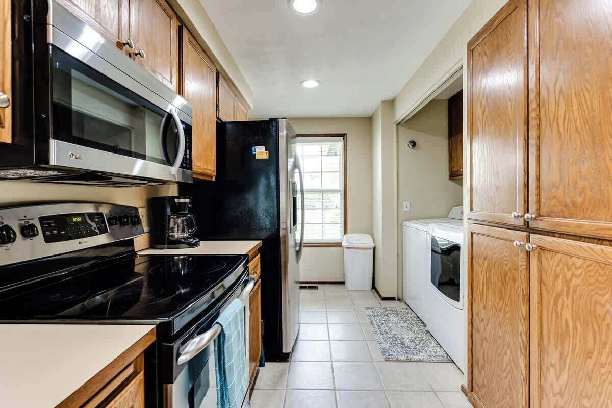 Coffee/tea maker, fridge, microwave, oven