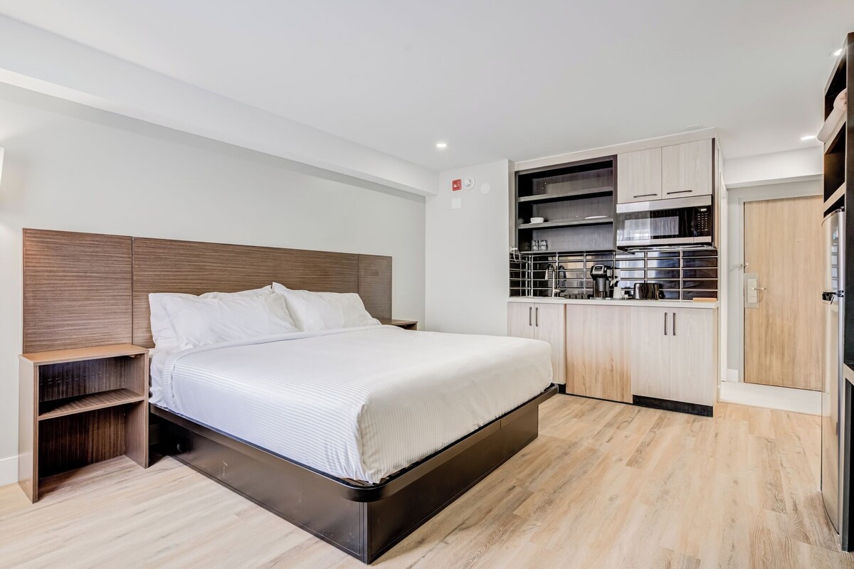 Basic Single Room | Desk, laptop workspace, iron/ironing board, WiFi (free)