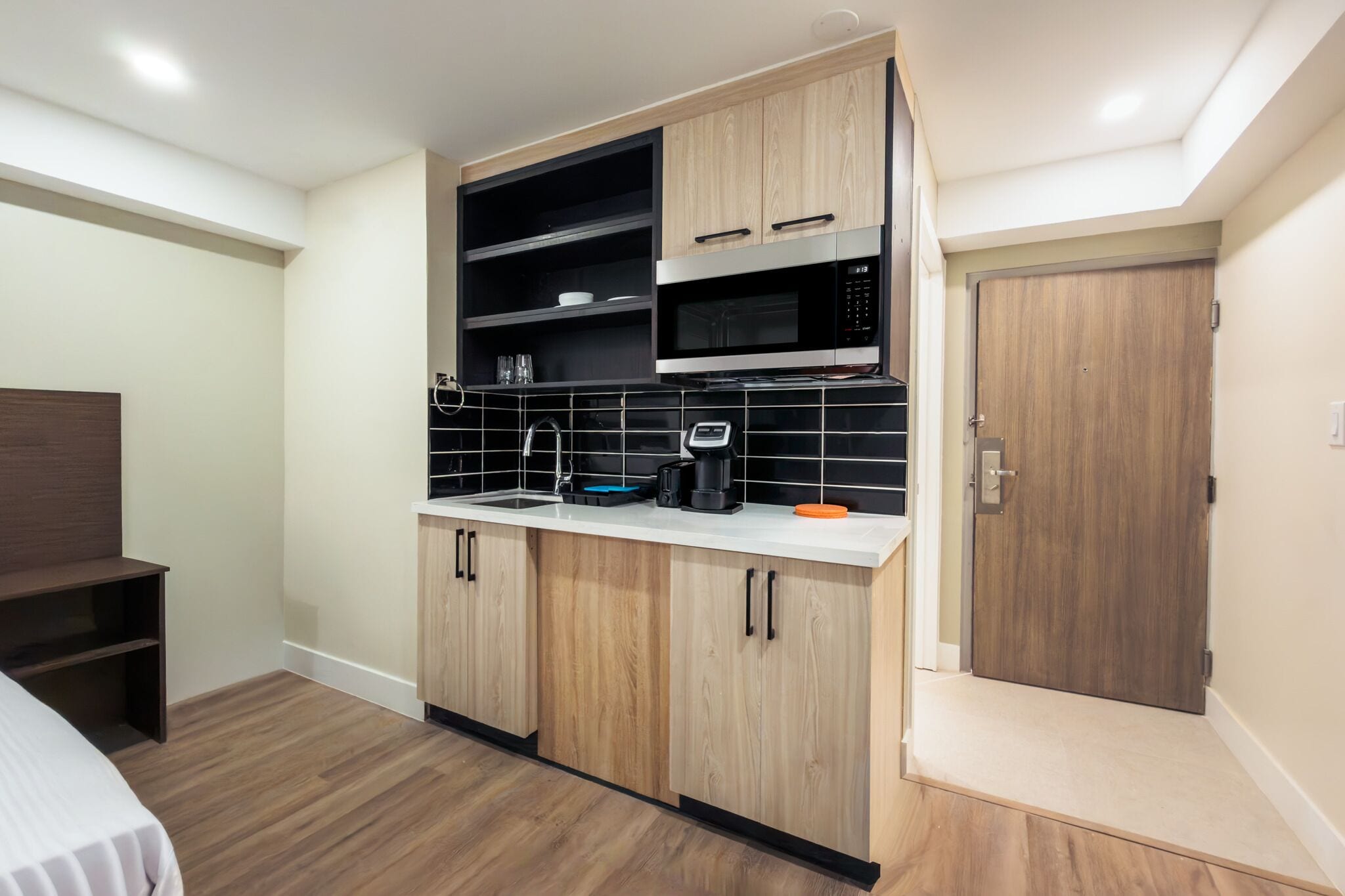 Chambre simple de base | Bureau, espace de travail pour ordinateurs portables