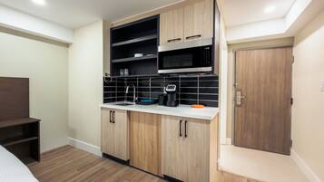 Chambre simple de base | Bureau, espace de travail pour ordinateurs portables