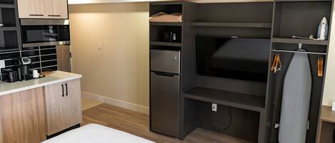 Basic Single Room | Desk, laptop workspace, iron/ironing board, free WiFi