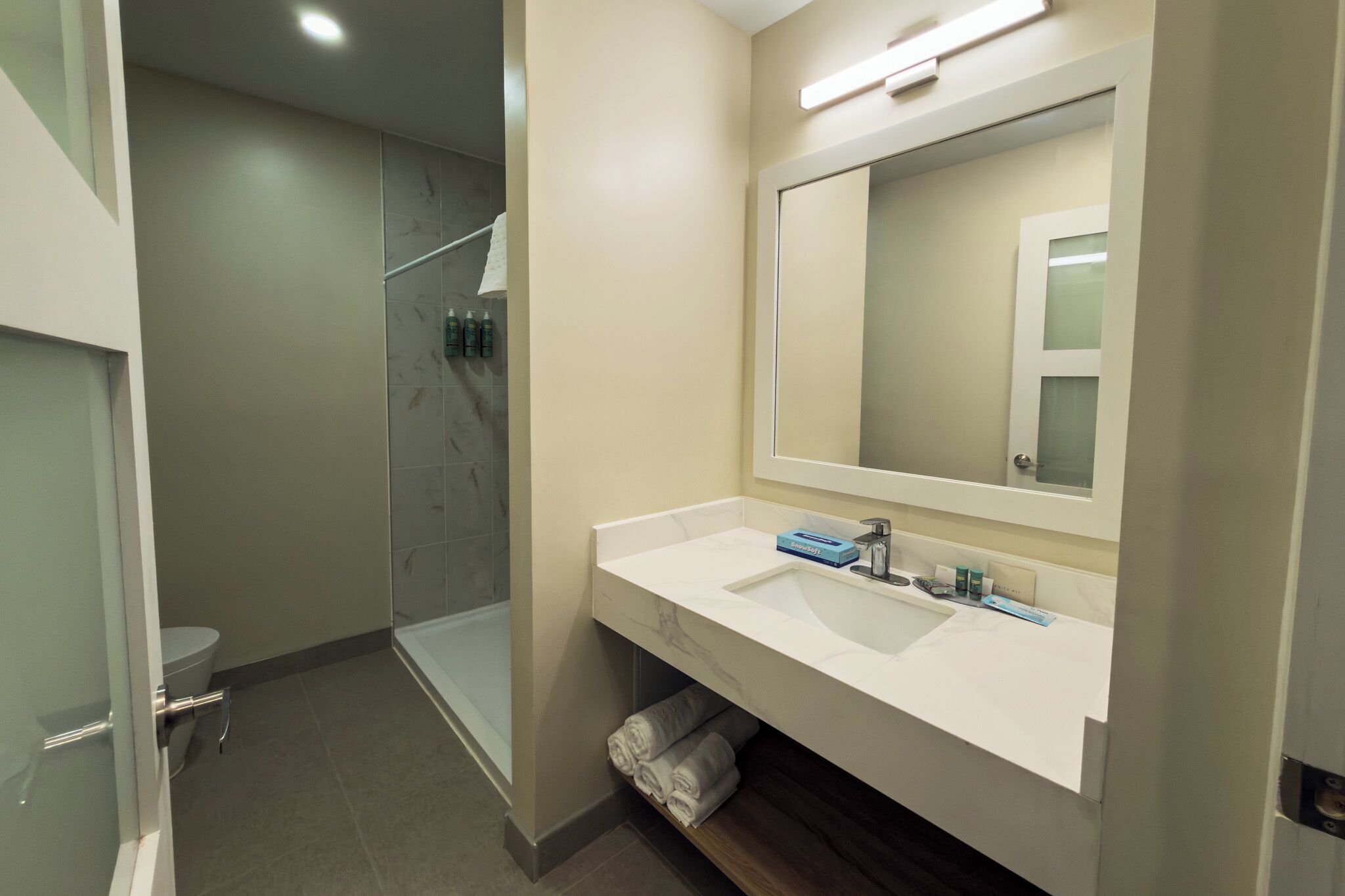 Basic-Doppelzimmer, Blick auf den Innenhof | Badezimmer | Kostenlose Toilettenartikel, Haartrockner, Handtücher, Seife