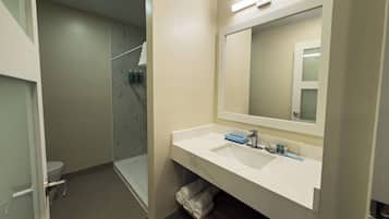 Basic-Doppelzimmer, Blick auf den Innenhof | Badezimmer | Kostenlose Toilettenartikel, Haartrockner, Handtücher, Seife