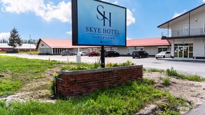 Schild des Skye Hotels in Ridgetown, JDASS, mit Parkplatz und Gebäuden im Hintergrund.
