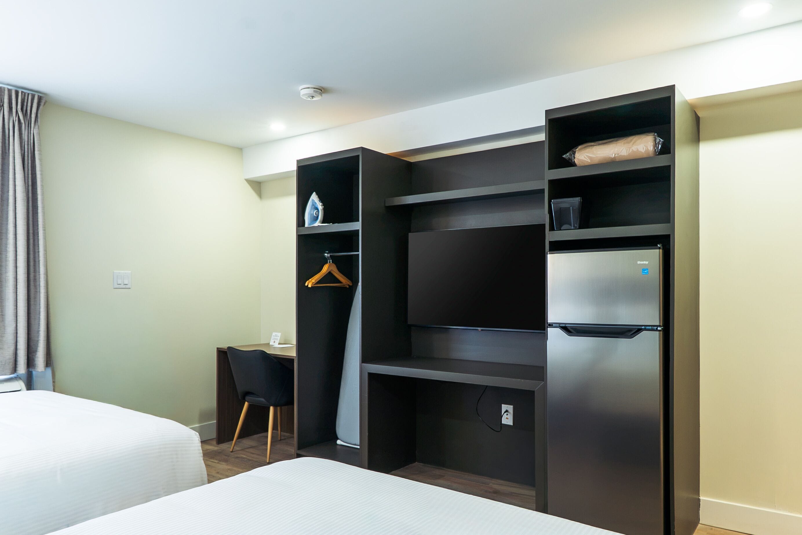 Habitación básica doble | Escritorio y espacio para trabajar con laptop 