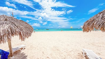 Na praia, areia branca, 3 bares na praia