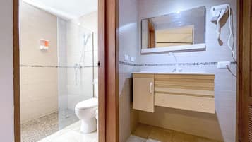 Apartamento Deluxe, vistas a la playa | Baño | Ducha, secador de pelo, toallas y jabón