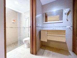 Appartamento Deluxe, vista spiaggia | Bagno | Doccia, asciugacapelli, asciugamani, sapone