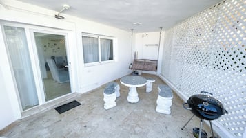 Apartamento Deluxe, vistas a la playa | Restaurante al aire libre