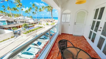 Apartamento, vista para a praia, ao lado da praia | Terraço/pátio
