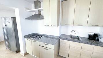 Deluxe-Apartment, Strandblick | Eigene Küche | Kühlschrank, Herdplatte, Kochgeschirr/Geschirr/Besteck