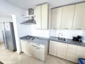 Deluxe Apartment, Beach View | Dapur peribadi | Peti sejuk, dapur, alat memasak/pinggan mangkuk/perkakas dapur 