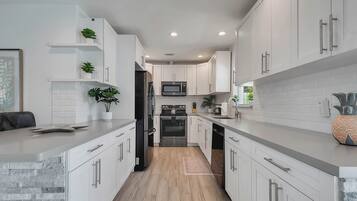 Fridge, microwave, stovetop, dishwasher