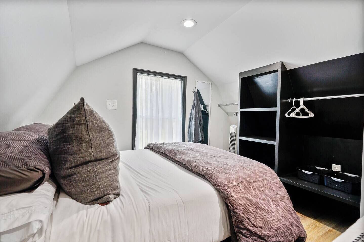 Escritorio, wifi gratis y ropa de cama 