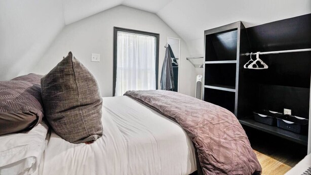 Room - Romantic Barn Loft | Wine Country & Weddings (Paeonian Springs)