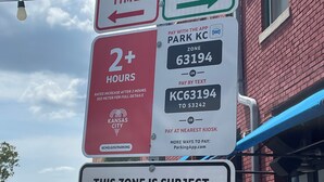 Segnaletica per parcheggio a pagamento con tariffe speciali per eventi.