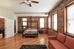 Room - Beautiful Loft in Downtown Kansas City (Kansas City)