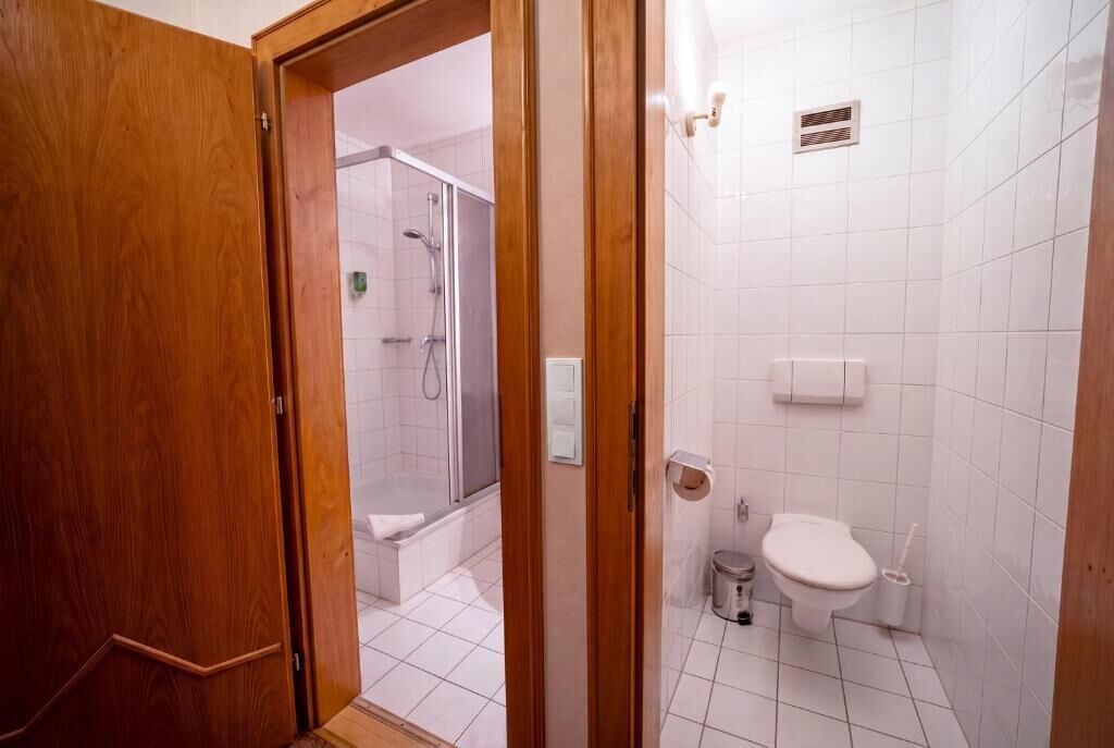 Standard-Doppelzimmer | Badezimmer | Dusche, Haartrockner, Handtücher, Seife