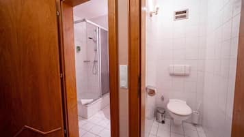 Standard-Doppelzimmer | Badezimmer | Dusche, Haartrockner, Handtücher, Seife