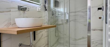 Secadora de cabello, toallas, jabón, papel de baño