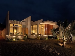 A modern house with large windows, a patio, and a palm tree. - Casa Talá by Lumina (Santa María Colotepec)