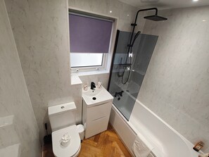 Secadora de cabello, toallas, jabón, papel de baño 