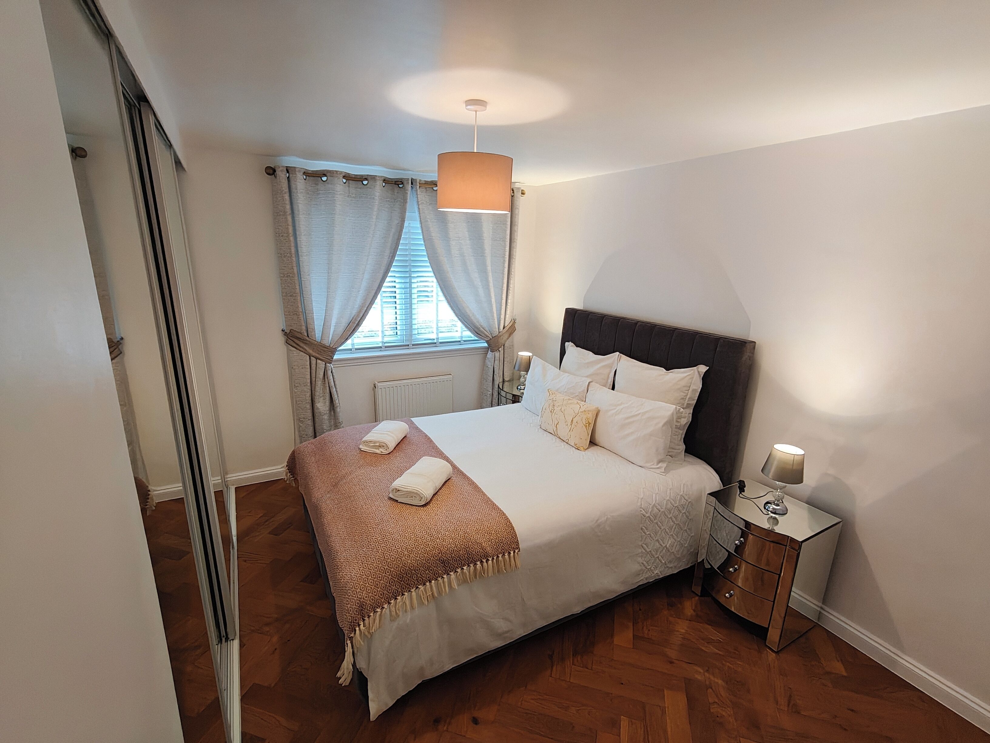 Ferro/asse da stiro, Wi-Fi, lenzuola. Lovely 2 Bedroom Modern Ground Floor flat