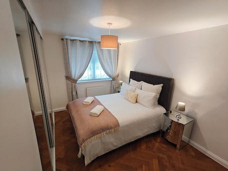 Ferro/asse da stiro, Wi-Fi, lenzuola. Lovely 2 Bedroom Modern Ground Floor flat