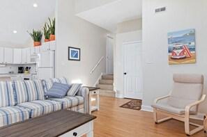 Living area - Beach Block 4BR Condo / Steps to Boardwalk, Sleeps 8 (Ocean City)