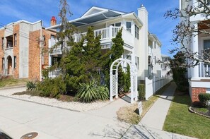 Exterior - Beach Block 4BR Condo / Steps to Boardwalk, Sleeps 8 (Ocean City)