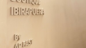 A wall with a keyhole-shaped cutout and the text 'STAY BOUTIQUE IBIRAPUERA BY APFAST'. - Stay Boutique Ibirapuera (São Paulo)