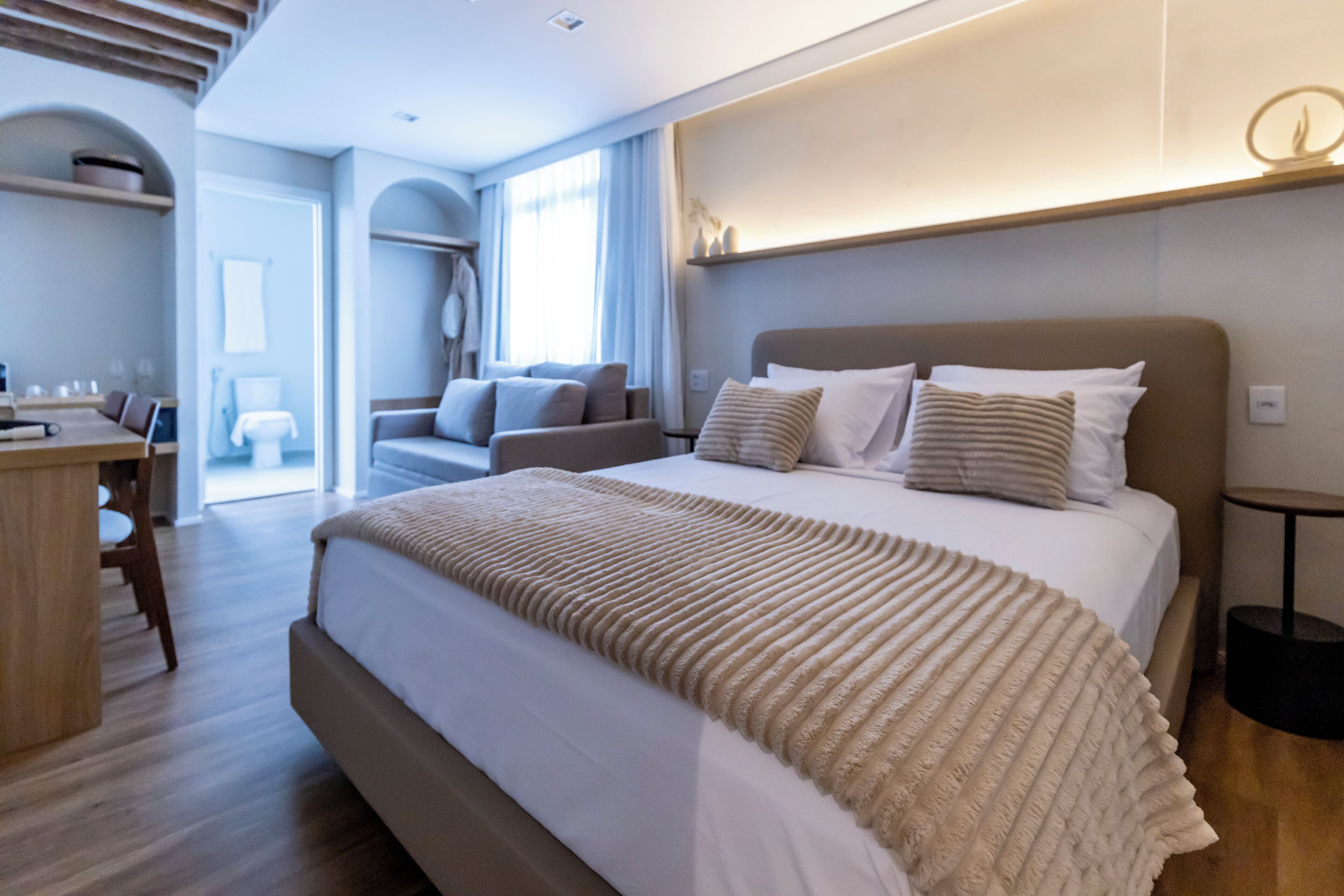 Habitación cuádruple Premium, vista a la ciudad | Caja de seguridad en la habitación y escritorio 