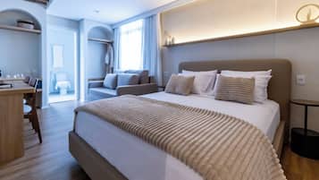 Habitación cuádruple Premium, vista a la ciudad | Caja de seguridad en la habitación y escritorio