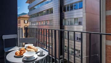 Huoneisto, 2 makuuhuonetta, kaupunkinäköala | Ulkoruokailutilat