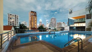 A rooftop swimming pool with a city skyline in the background. - Quiet-NearTerminal21 Malls/BTSNana/SkylineView/Gym (Khlong Toei)