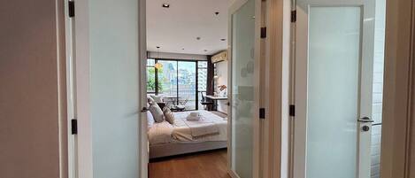 1 bedroom, desk, iron/ironing board, WiFi