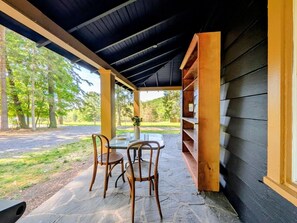 Outdoor dining - Modern Farmhouse on 30 Acres | Mountain Views & Nature (Cresco)