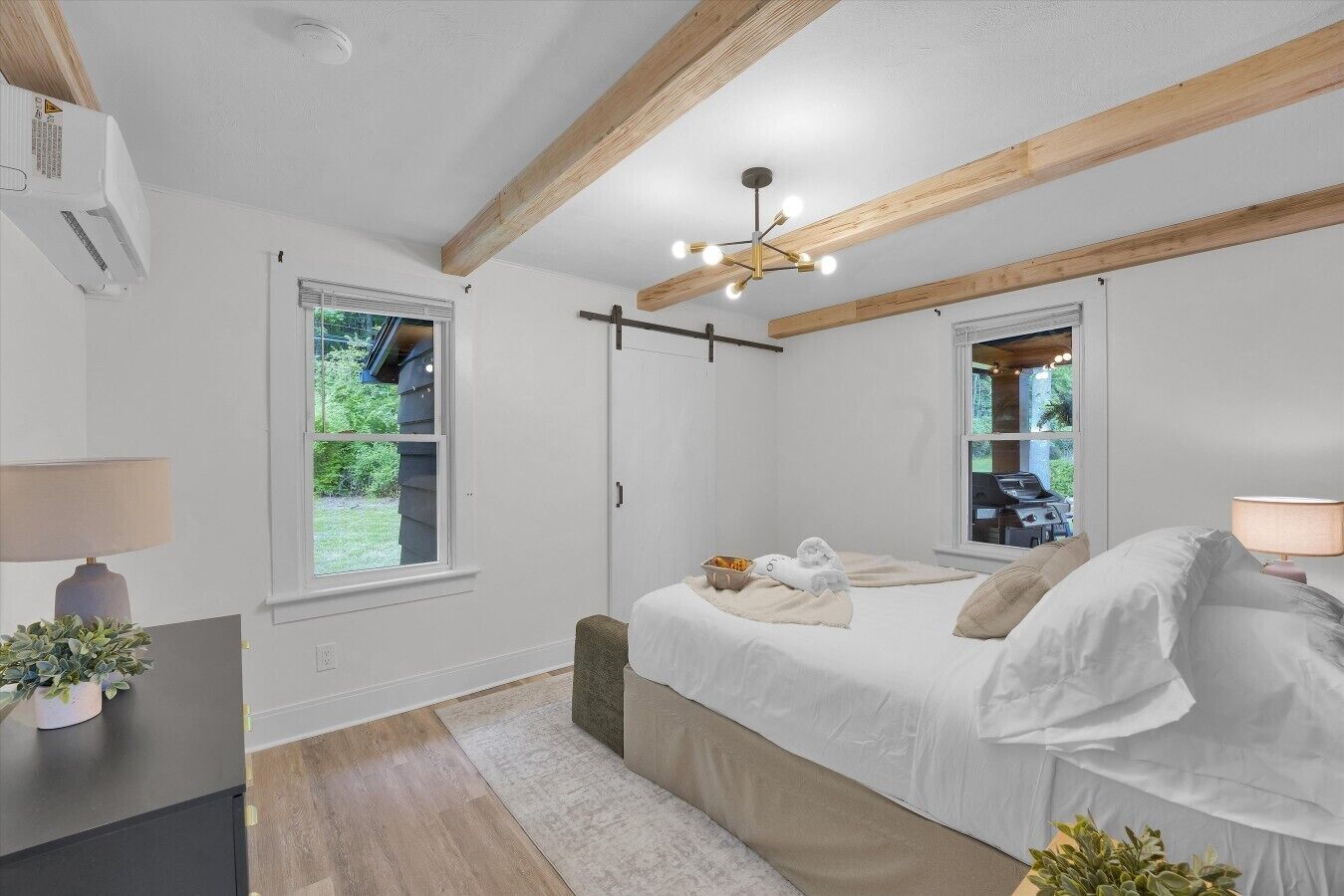Desk, travel cot, WiFi, bed sheets