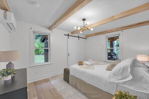 2 bedrooms, desk, iron/ironing board, travel crib