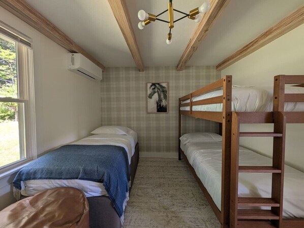 Desk, travel crib, WiFi, bed sheets