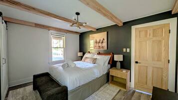 Desk, travel cot, WiFi, bed sheets
