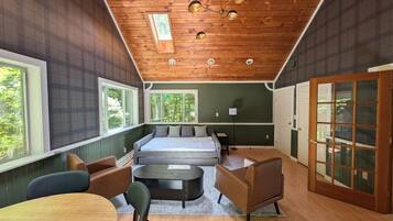 3 bedrooms, desk, iron/ironing board, travel crib