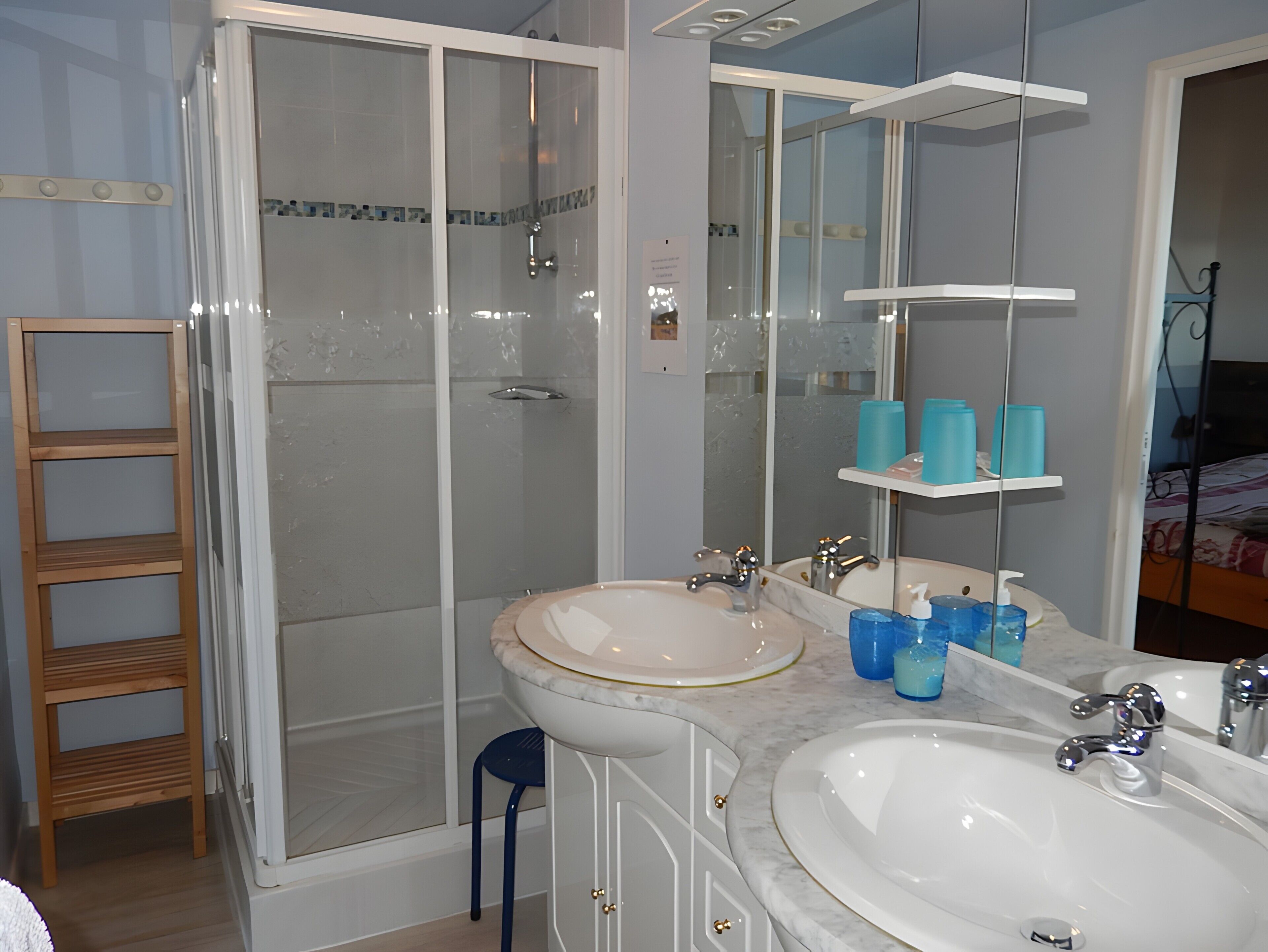 Douche, sèche-cheveux, serviettes fournies
