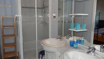 Douche, sĂšche-cheveux, serviettes fournies