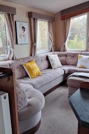 Living area - Stay 6 - Pool - Parking - Beachside - Pet Friendly (Norwich)