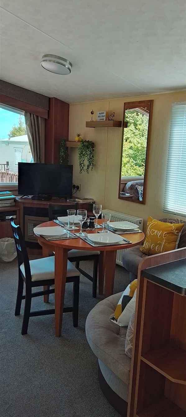 Interior - Stay 6 - Pool - Parking - Beachside - Pet Friendly (Norwich)