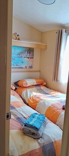 2 bedrooms, iron/ironing board, bed sheets - Stay 6 - Pool - Parking - Beachside - Pet Friendly (Norwich)